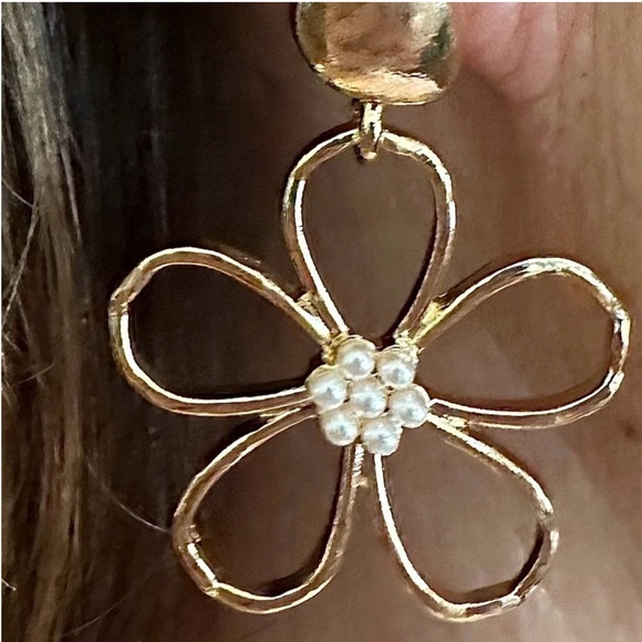 Elegant Metal Hollow Flower Imitation Pearl Stud
Dangle Gold Flower Earrings,NWT - Picture 5 of 6